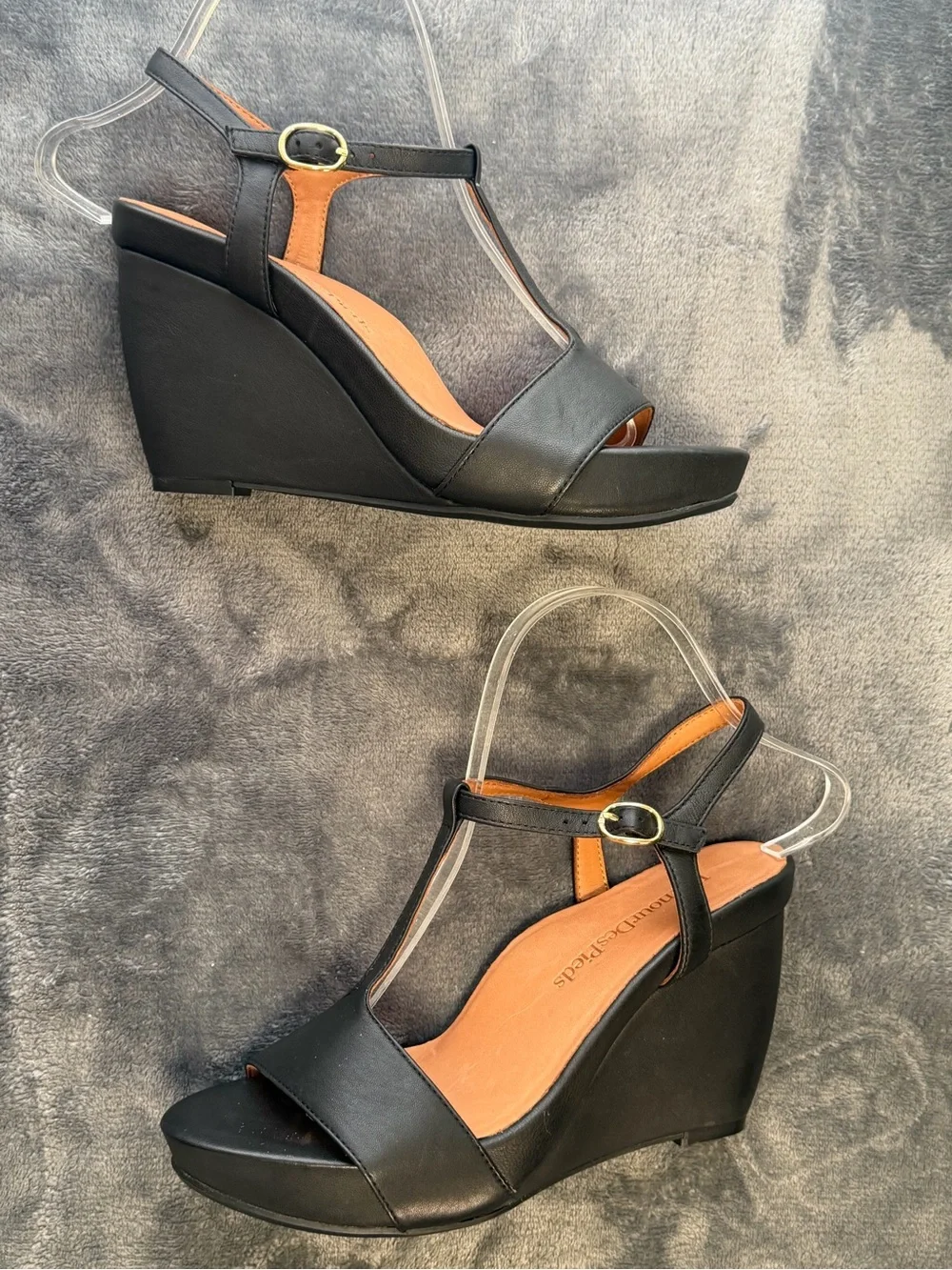 L’Amour Des Pieds Idelle Black Leather Wedge T Strap Sandals 7M NWOB
